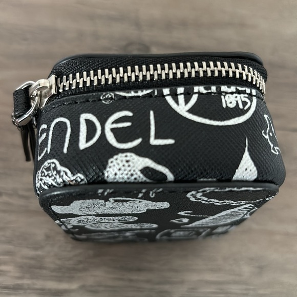 Henri Bendel small zip around pouch (zipper is hard to zip) - Picture 5 of 9